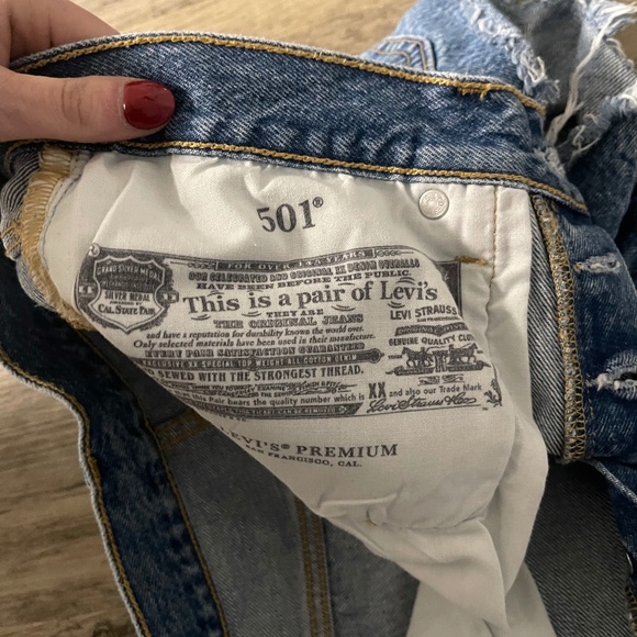 Levi’s High Rise Jean Shorts - size 27 - Picture 4 of 5